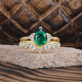 Luxury 3-Prong Pear-Cut Emerald Engagement Ring Set