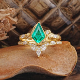 Luxury Nature-Inspired 4-Prong Kite-Cut Emerald Engagement Ring Set