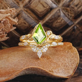 Luxury Nature-Inspired 4-Prong Kite-Cut Peridot Engagement Ring Set