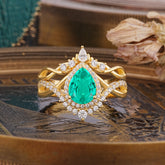 Elegant Pear-Cut Emerald Engagement Ring Set