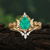 Elegant Pear-Cut Emerald Engagement Ring Set
