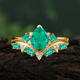 Luxury 3-Prong Pear-Cut Emerald Engagement Ring Set