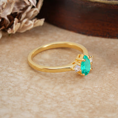 Classic Pear Cut Three Stone Emerald Promise Ring Four Claw Prong Setting