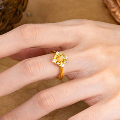 Romantic Vintage 4-Prong Round Cut Citrine Ring