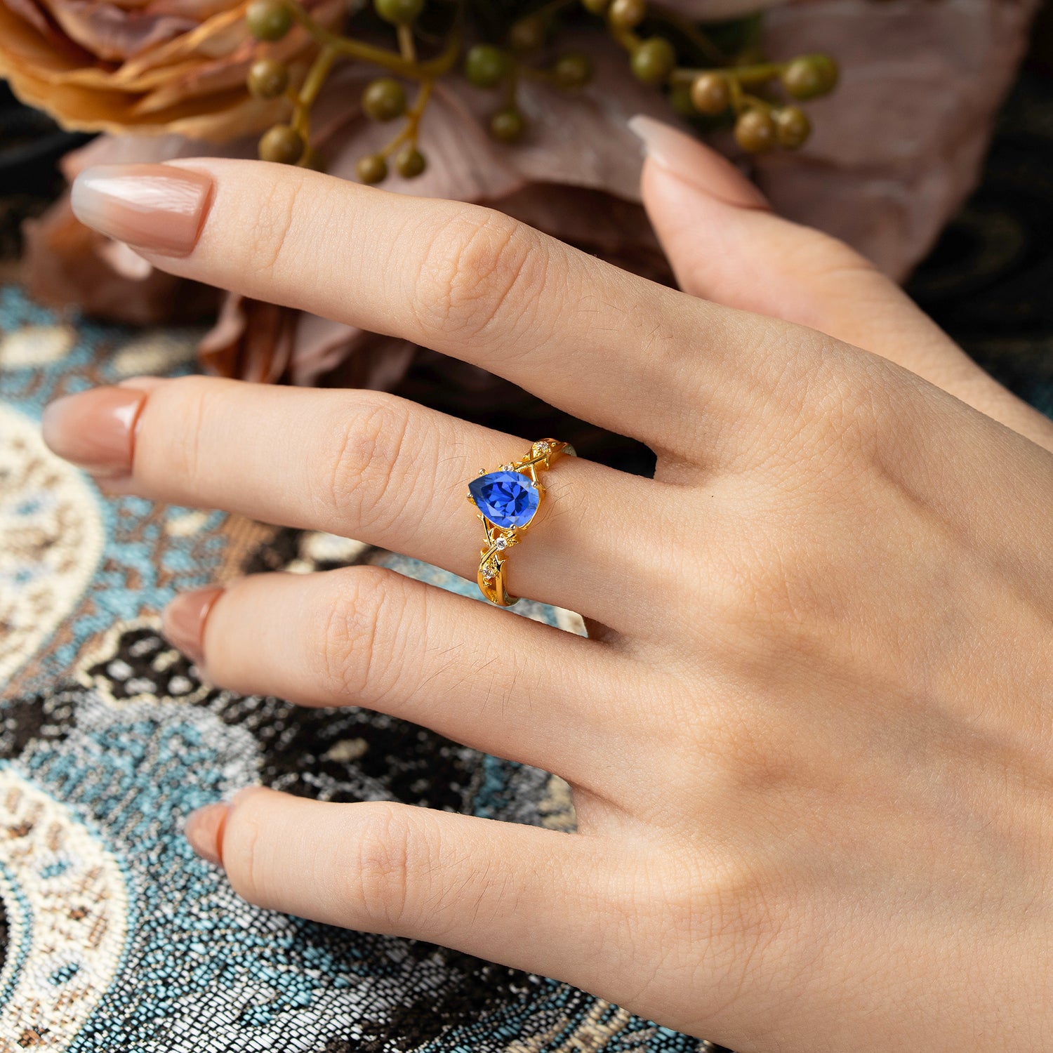 Luxury Vintage 4-Prong Pear-Cut Sapphire Engagement Ring