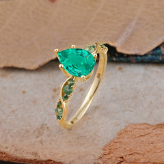 5 Prong Luxury Pear-Cut Emerald Engagement Ring