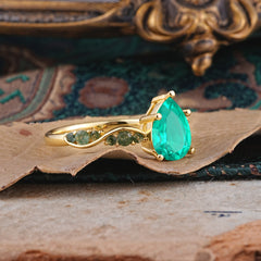 5 Prong Luxury Pear-Cut Emerald Engagement Ring