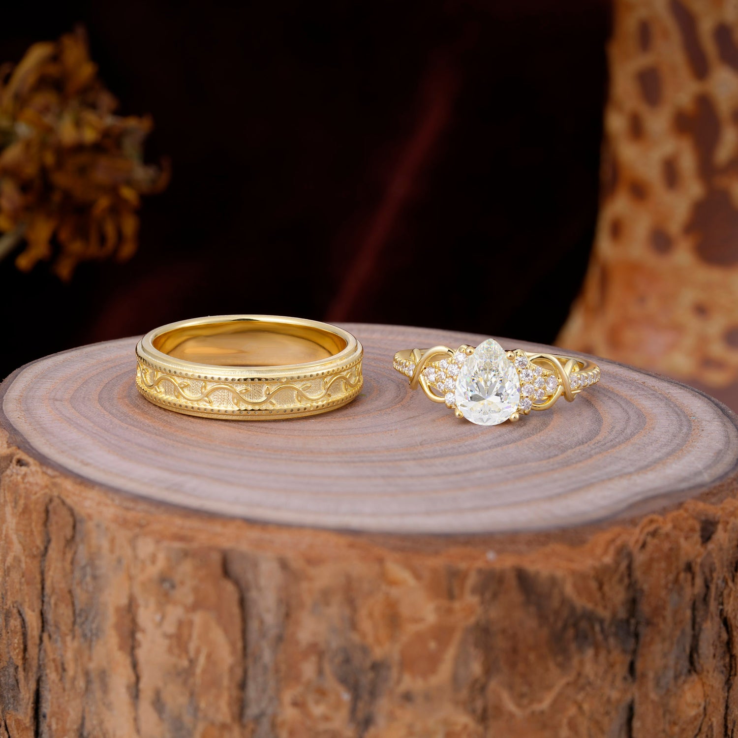 Luxurious Vintage 4-Prong Pear-Cut Moissanite Wedding Couple Rings