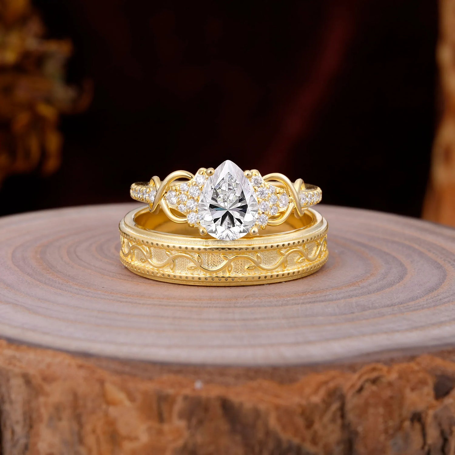 Luxurious Vintage 4-Prong Pear-Cut Lab Diamond Wedding Couple Rings