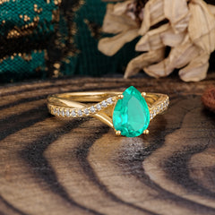 Timeless Vintage 4-Prong Pear-Cut Emerald Engagement Ring