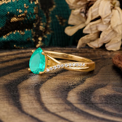 Timeless Vintage 4-Prong Pear-Cut Emerald Engagement Ring