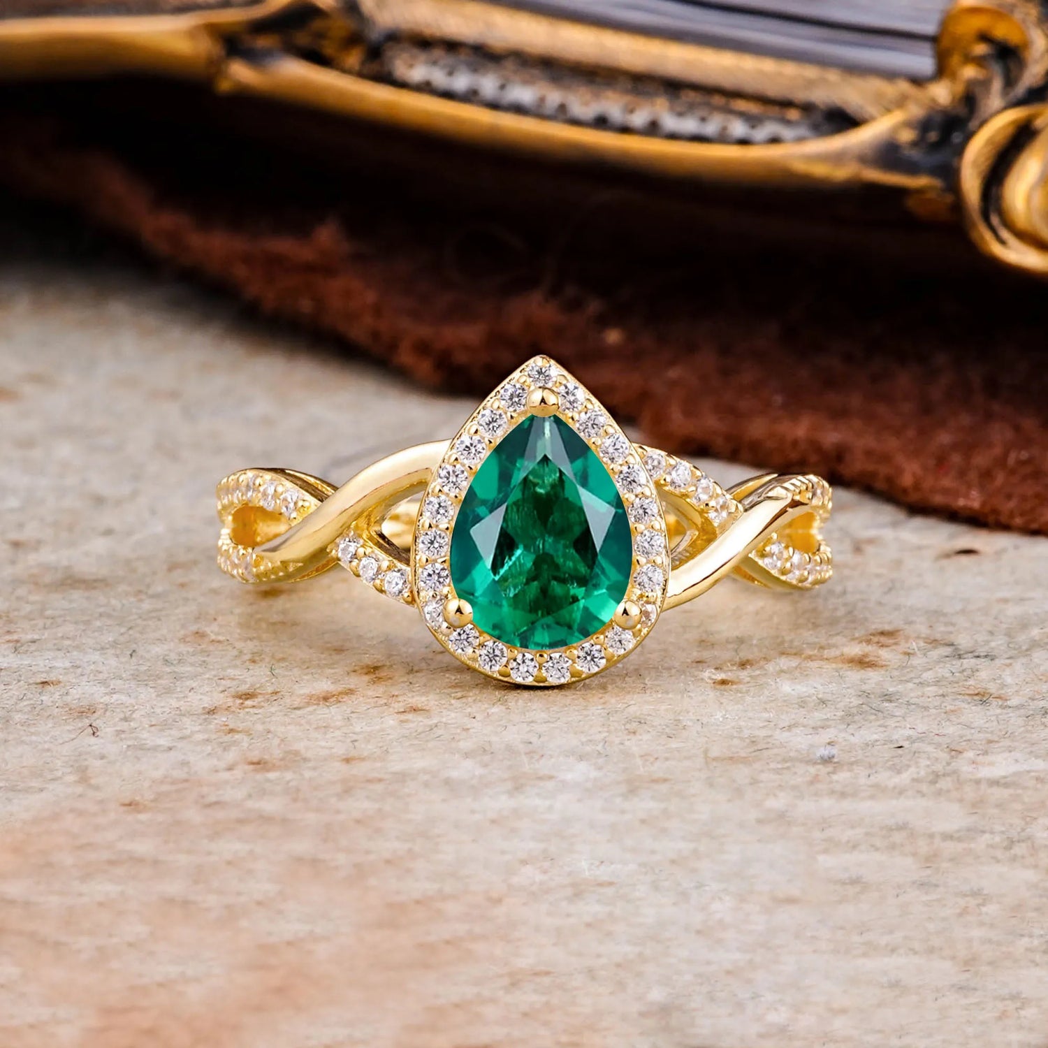 Dazzling 3 - Prong Pear-Cut Emerald Engagement Ring