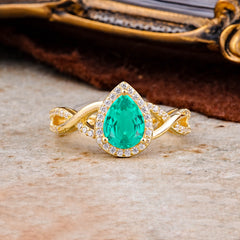 Dazzling 3 - Prong Pear-Cut Emerald Engagement Ring
