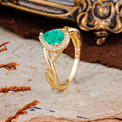 Dazzling 3 - Prong Pear-Cut Emerald Engagement Ring
