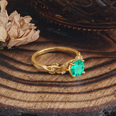 Vintage 4-Prong Round Cut Emerald Engagement Ring