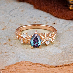 Luxury Vintage Nature-Inspired 4-Prong Oval Alexandrite Ring