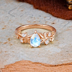 Luxury Vintage Haute Nature 4-Prong Oval Moonstone Ring