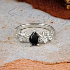Luxury Vintage Haute Nature 4-Prong Oval Black Onyx Ring
