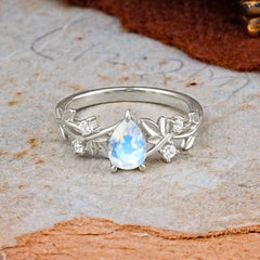 Luxury Vintage Haute Nature 4-Prong Oval Moonstone Ring