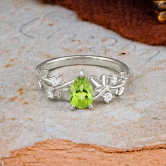 Luxury Vintage Nature-Inspired 4-Prong Oval Peridot Ring