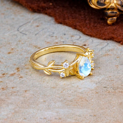 Luxury Vintage Haute Nature 4-Prong Oval Moonstone Ring