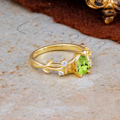 Luxury Vintage Nature-Inspired 4-Prong Oval Peridot Ring