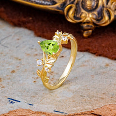 Luxury Vintage Nature-Inspired 4-Prong Oval Peridot Ring