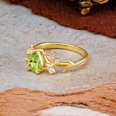 Luxury Vintage Nature-Inspired 4-Prong Oval Peridot Ring