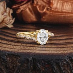 Luxury 4-Prong Oval Moissanite Engagement Ring