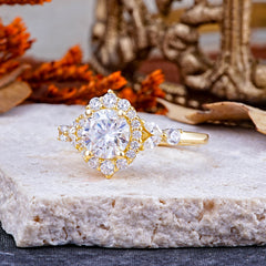 Luxury 4-Prong Round Moissanite Engagement Ring
