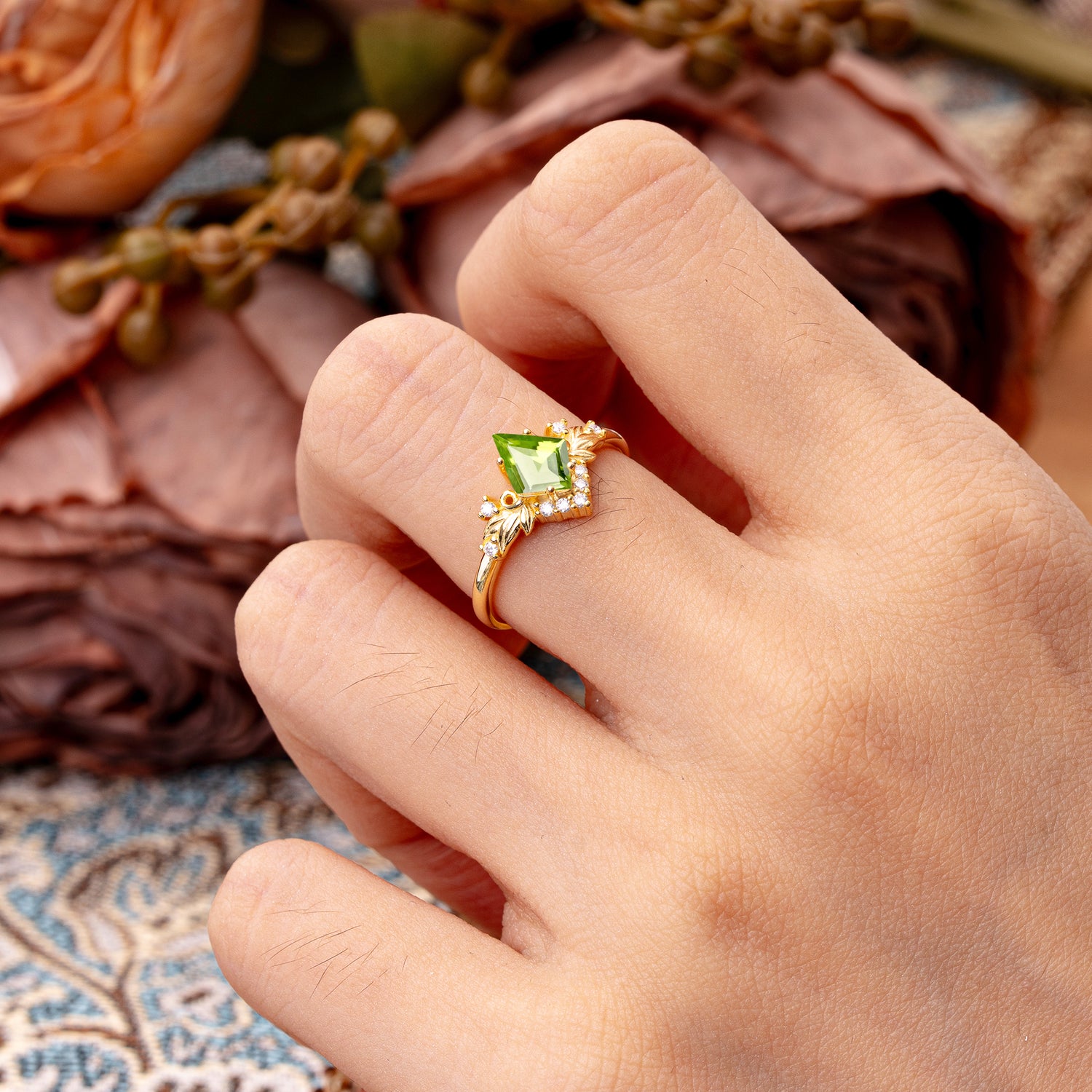 Luxury Nature-Inspired 4-Prong Kite-Cut Peridot Agate Engagement Ring
