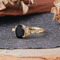 Retro Nature-Inspired 4-Prong Oval-Cut Black Onyx Engagement Ring