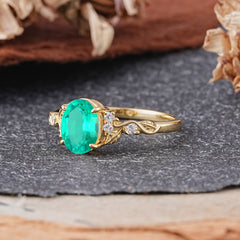 Retro Nature-Inspired 4-Prong Oval-Cut Emerald Engagement Ring