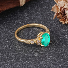 Retro Nature-Inspired 4-Prong Oval-Cut Emerald Engagement Ring
