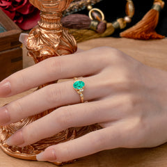 Retro Nature-Inspired 4-Prong Oval-Cut Emerald Engagement Ring