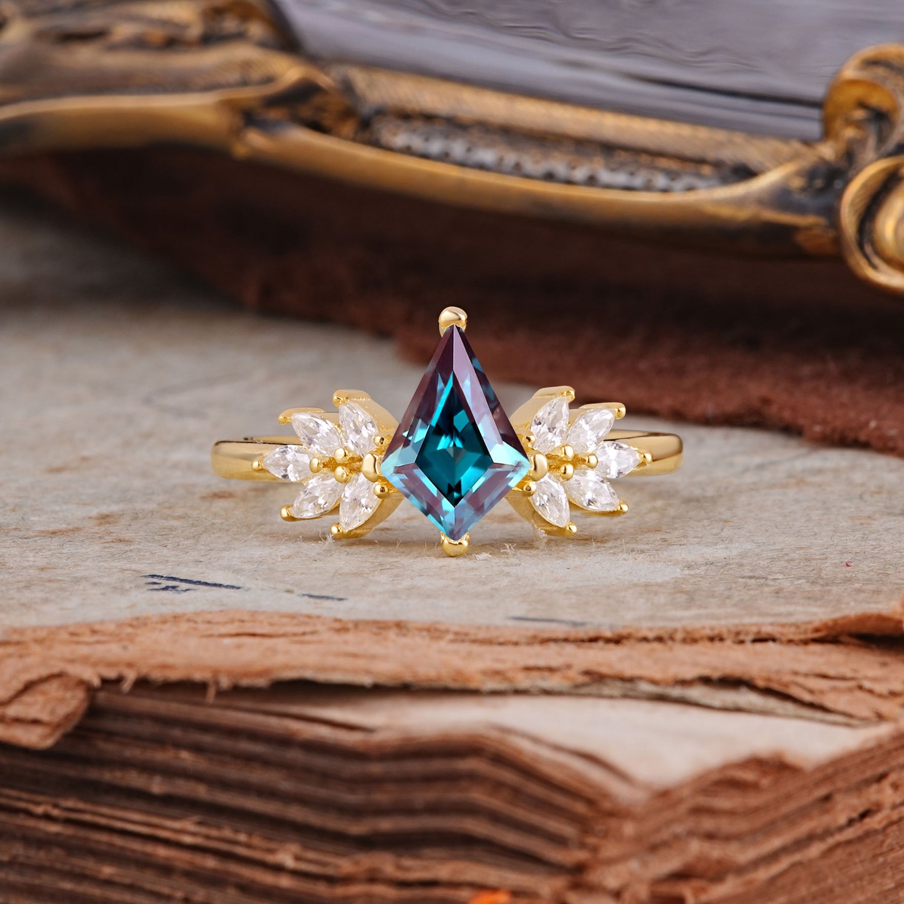 SR17017 Alexandrite Ring - Yellow-Gold
