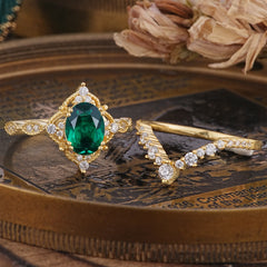 Gorgeous Oval Cut Emerald Engagement Ring Set