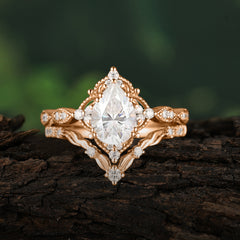 Luxury Vintage  Pear-Cut Moissanite Engagement Ring