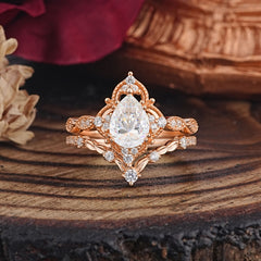 Luxury Vintage  Pear-Cut Moissanite Engagement Ring Set
