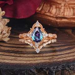 Luxury Vintage Pear-Cut Alexandrite Engagement Ring Set