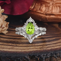 Luxury Vintage Pear-Cut Peridot Engagement Ring Set