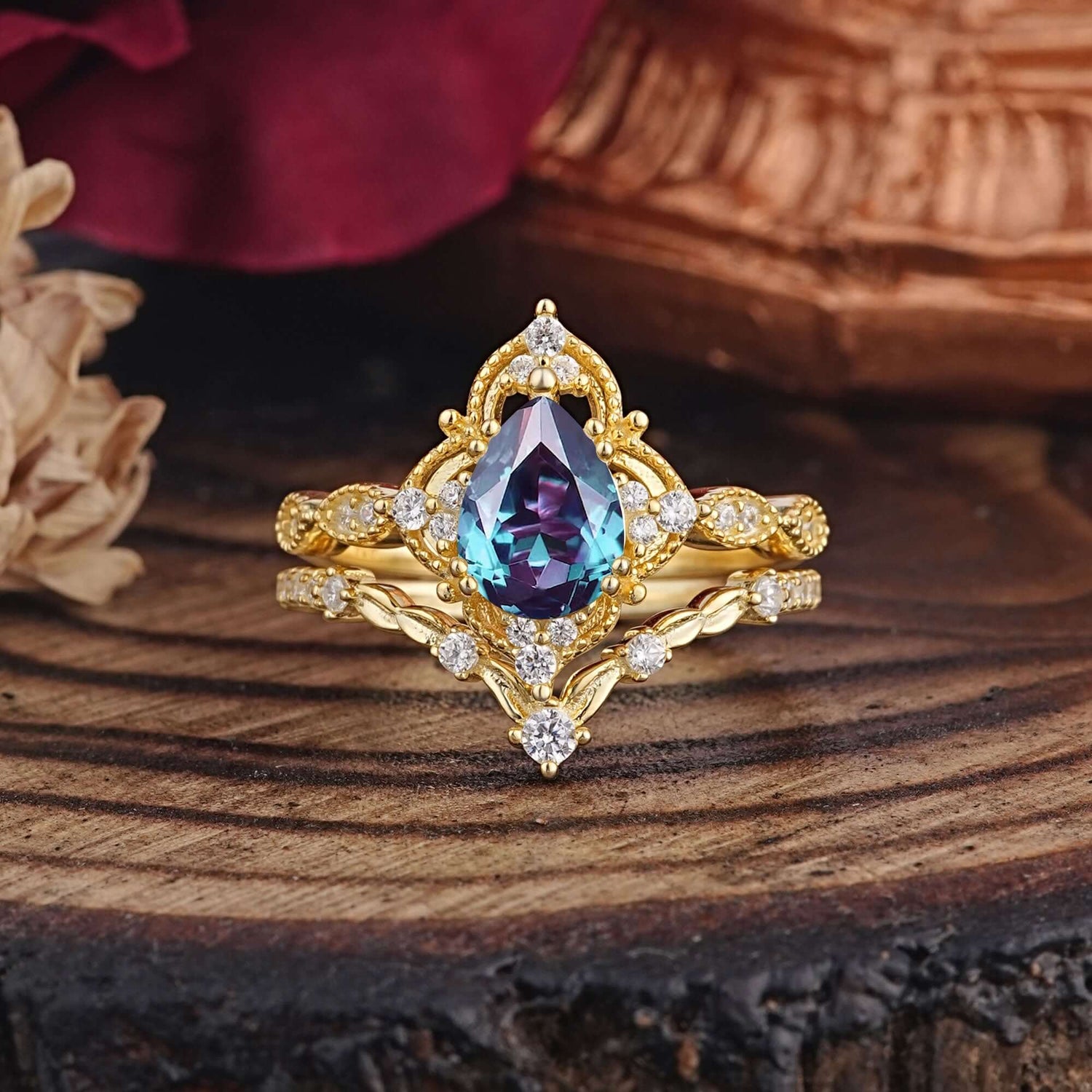 Luxury Vintage Pear-Cut Alexandrite Bridal Ring Set
