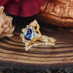 Luxury Vintage Pear-Cut Alexandrite Engagement Ring Set