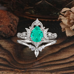 Elegant Pear-Cut Emerald Engagement Ring Set