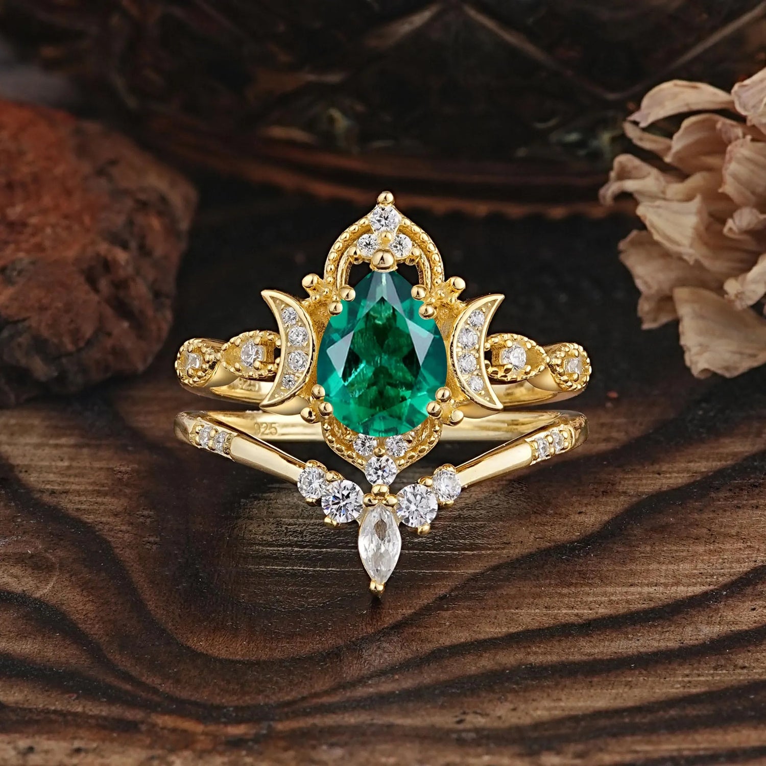 Elegant Pear-Cut Emerald Bridal Ring Set
