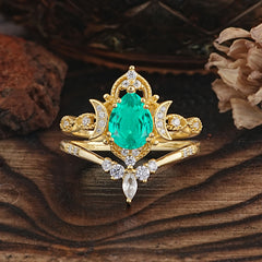 Elegant Pear-Cut Emerald Engagement Ring Set