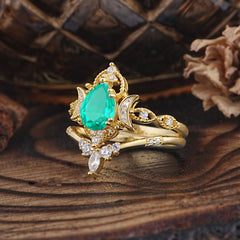 Elegant Pear-Cut Emerald Engagement Ring Set