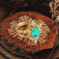 Elegant Pear-Cut Emerald Engagement Ring Set