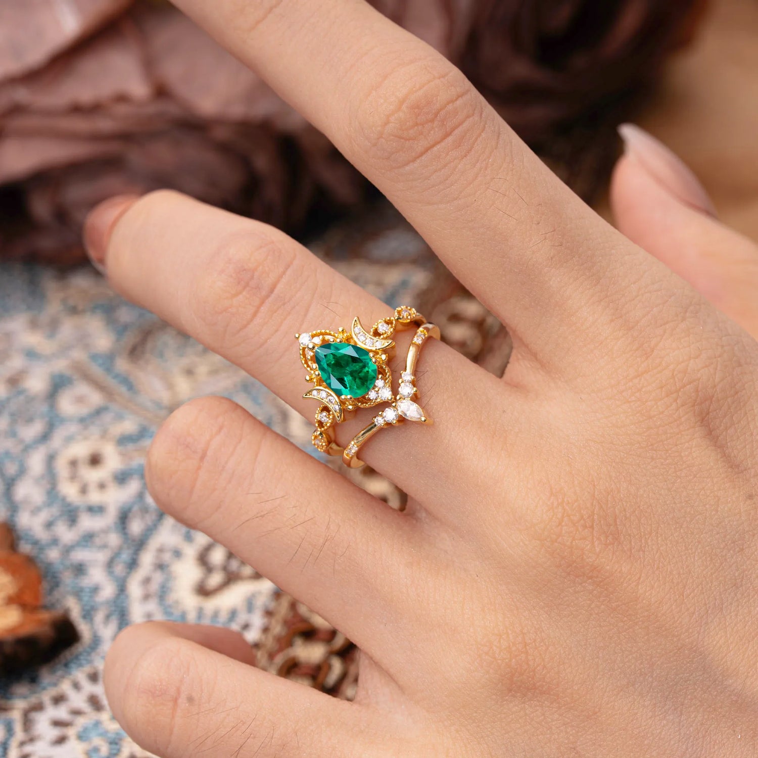 Elegant Pear-Cut Emerald Bridal Ring Set