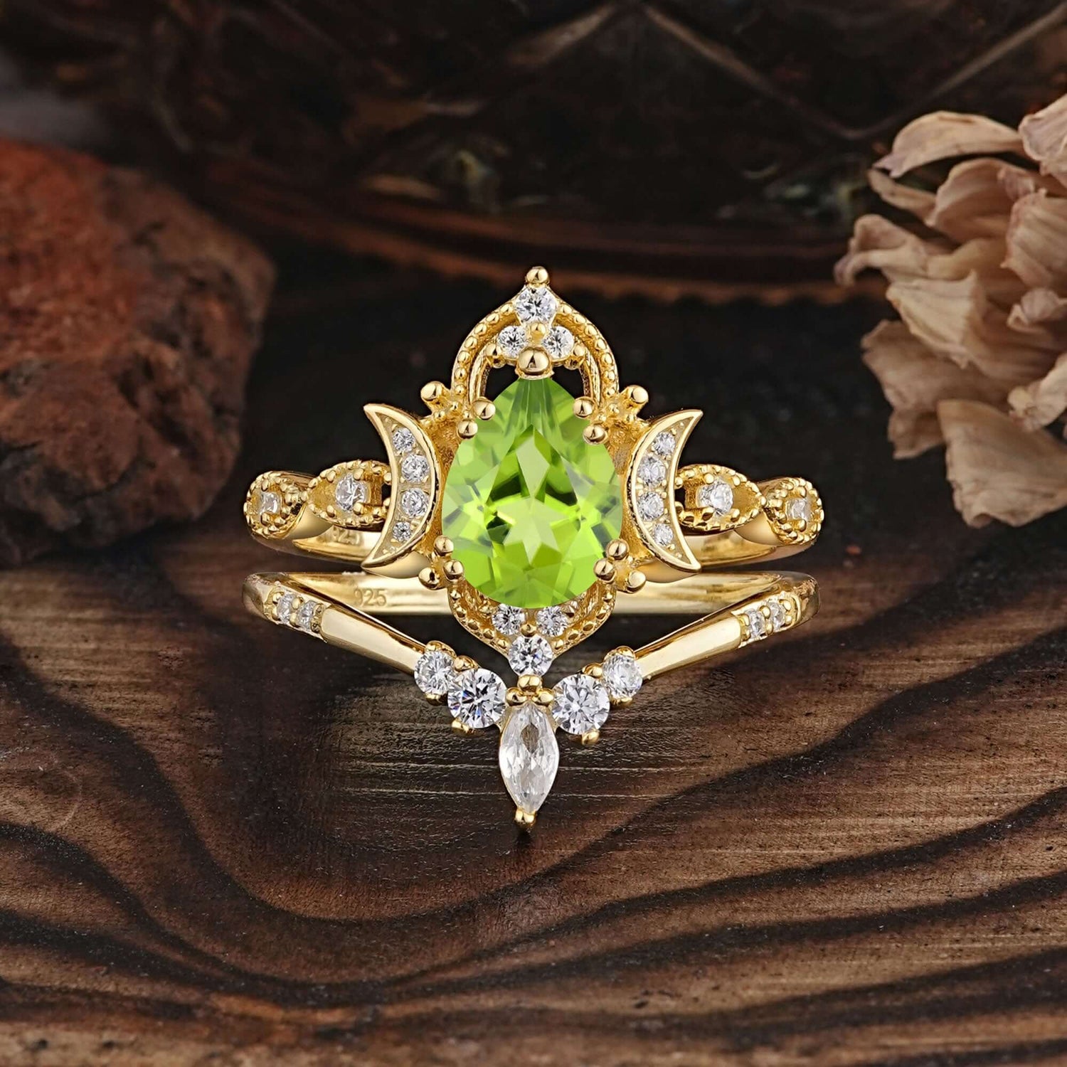 Elegant 5 Prong Pear-Cut Peridot Bridal Ring Set